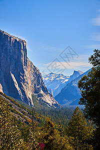 和平光线从隧道视线打中Yosemite的El Capitan图片