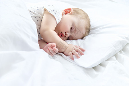 婴儿睡在白床上 有选择的焦点孩子时间女孩说谎休息儿童横幅童年男生就寝图片
