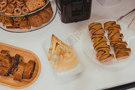 在酒店享用早餐 自助早餐 面包饮料羊角包子糕点果汁美食咖啡店营养服务自助餐图片