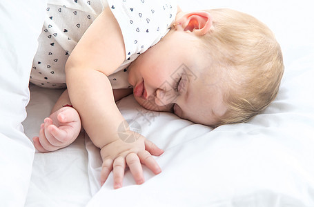 婴儿睡在白床上 有选择的焦点眼睛儿童新生就寝横幅水平说谎时间女孩孩子图片