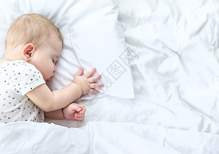 婴儿睡在白床上 有选择的焦点水平白色儿童童年女孩孩子说谎休息就寝时间图片