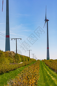 拥有发电用电塔和大型风力涡轮机的农村地貌 以发电图片
