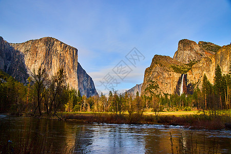 Yosemite河边的日落图片