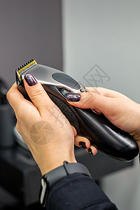 女性手中的头发剪裁机修剪工具发型技术力量理发器理发店配饰工作沙龙图片