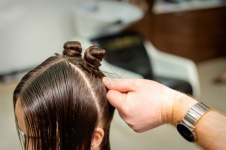 青年妇女接受发型过程女性女士成人造型理发黑发发型师造型师治疗女孩图片