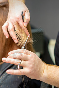 理发师剪头发给年轻女人发型师成人女孩剪刀女士理发沙龙商业梳子顾客图片