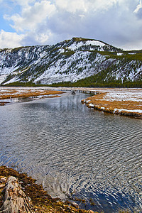 穿过黄石公园的雪山的和平河流图片