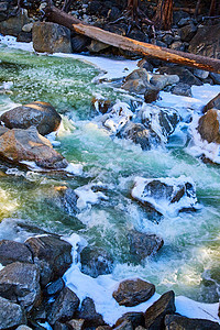 Yosemite的泉水充斥着积雪和冰冻岩石图片