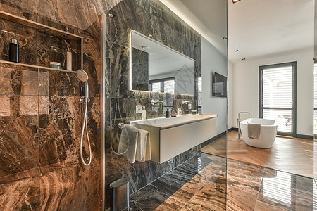 带淋浴和水槽的深黑浴室龙头入口酒店镜子玻璃墙地面水平卫生间卧室公寓图片