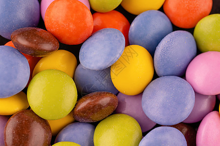 以彩色糖果为背景的密闭甜点绿色粉色食物黄色小吃聪明人蓝色巧克力橙子图片
