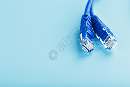 蓝色以太网电缆绳索 蓝背景 有自由空间网络电脑金属架子宏观插头数据路由器宽带速度图片