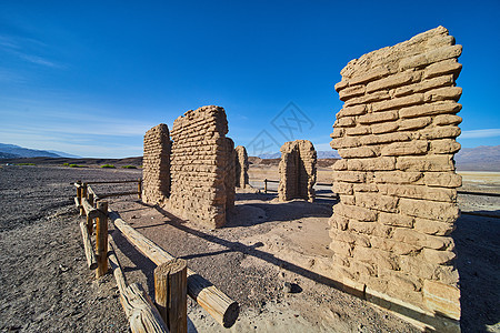 桑迪沙漠 废弃和腐烂的石头结构图片