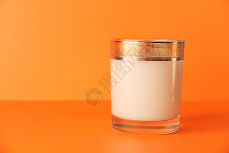 橙色背景的一瓶牛奶密闭健康饮食营养生活方式玻璃瓶子液体水平泡沫图片