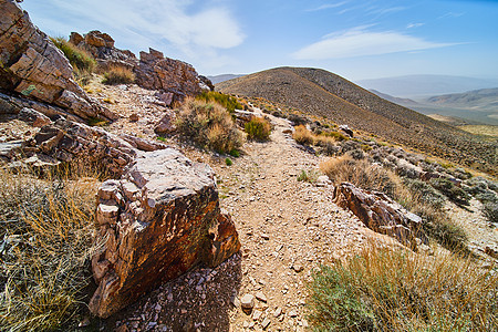 穿越山顶的沙漠徒步旅行之路图片