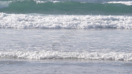 在美国加利福尼亚太平洋海岸的海滩上坠毁 大蓝海波浪 海水图片