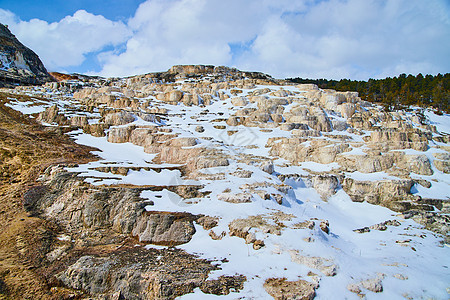 黄石公园温泉的雪田填满了阳台图片