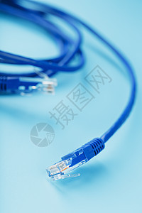 蓝色以太网电缆绳索 蓝背景 有自由空间插头商业塑料中心技术架子互联网路由器港口电脑图片