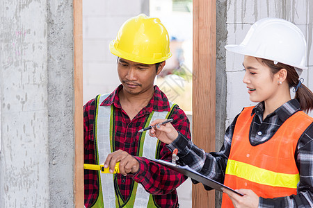 男性工业建筑工人安装程序 用计量磁带测量木制门的安装过程锁匠工程师收音机项目统治者工具检查尺寸公寓安全图片