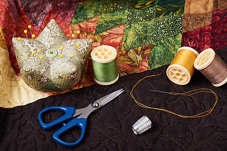 缝线 针头 尖刺 剪刀和夹板垫子的支架 以备被缠上按钮菱形爱好工作别针针垫材料绗缝纺织品手工图片