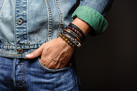 手腕上的手镯珠宝乐队手工青年皮革护身符纹饰珠子夹克带子图片