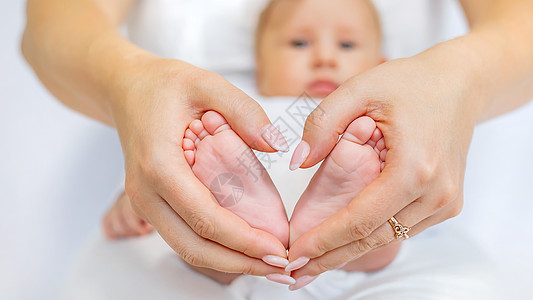 妈妈抱着宝宝的腿 有选择地集中精神父母压痛新生投标身体母亲手指皮肤家庭生活图片
