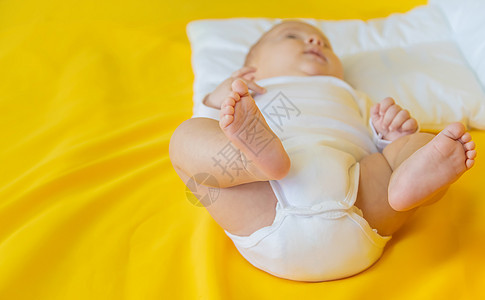 婴儿脚在黄色背景上 有选择的焦点横幅男生母亲家庭皮肤投标父母手指脚趾女孩图片