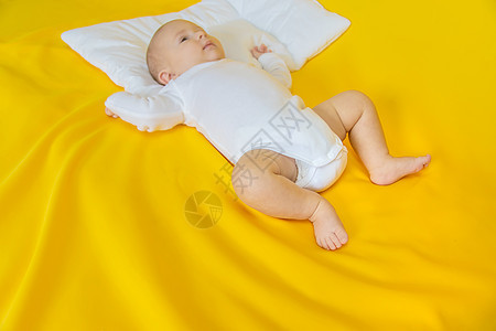 婴儿脚在黄色背景上 有选择的焦点赤脚毯子女孩母亲男生横幅脚趾童年投标手指图片