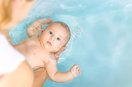 在浴室洗完澡的婴儿 有选择地集中注意力泡沫生活妈妈母亲横幅卫生家庭头发浴缸新生图片