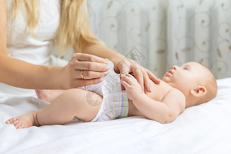 母亲换了婴儿尿布 有选择的焦点女性父母身体横幅孩子幸福新生说谎妈妈成人图片