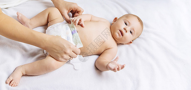 母亲换了婴儿尿布 有选择的焦点孩子男生家庭新生身体卫生童年女性女孩粉末图片
