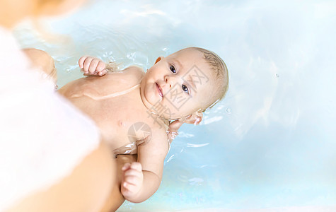 在浴室洗完澡的婴儿 有选择地集中注意力母亲洗澡生活孩子女孩家庭浴缸乐趣泡沫头发图片