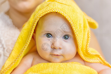 在毛巾里洗完澡的婴儿 有选择地集中注意力喜悦男生眼睛乐趣童年女孩皮肤卫生新生快乐图片