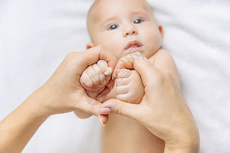 母亲握着孩子的手 有选择地专注后代身体妈妈女性女士皮肤手指横幅童年女孩图片