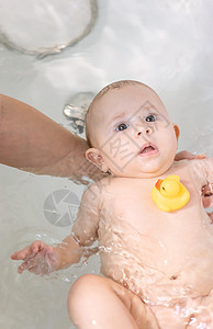 在浴室洗完澡的婴儿 有选择地集中注意力卫生快乐童年浴缸新生母亲乐趣头发孩子喜悦图片