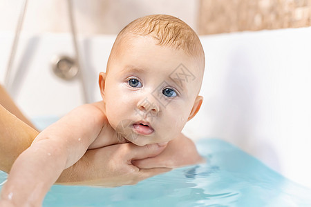在浴室洗完澡的婴儿 有选择地集中注意力女孩横幅生活妈妈家庭卫生浴缸母亲头发男生图片