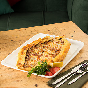 土耳其传统烤面包 在木制桌子上的白色板块中踏脚盘子营养美食小吃用餐食物餐厅午餐图片