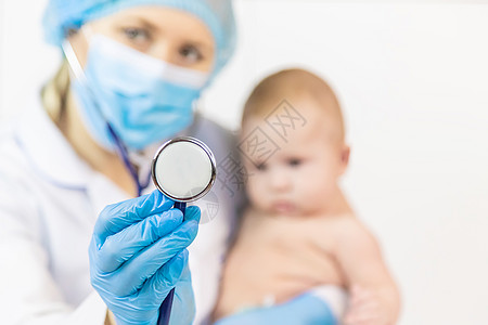 医生用听诊器倾听婴儿的心声 有选择地集中注意力孩子横幅护士访问病人保健测试童年卫生男生图片