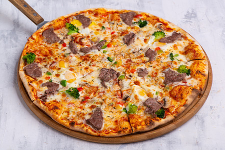 一张在圆盘上烤熟的披萨午餐盘子食物胡椒脆皮火腿图片