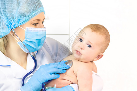 医生用听诊器倾听婴儿的心声 有选择地集中注意力孩子测试儿科童年帮助医院考试微笑身体药品图片