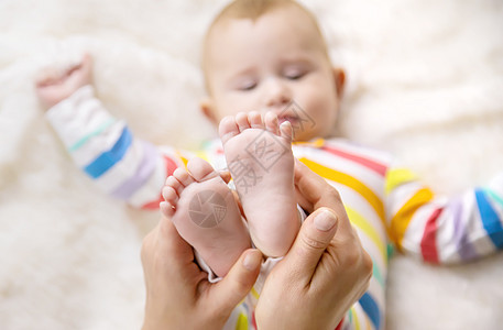 母亲抱着孩子的腿 有选择地专注母性投标家庭手指生活压痛新生父母皮肤妈妈图片