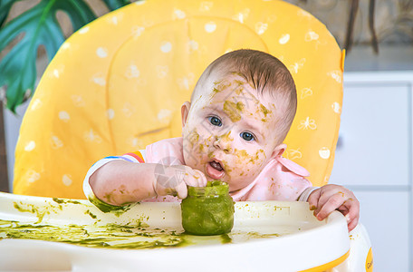 小宝宝自己吃西兰花 有选择的专注午餐早餐家庭微笑勺子女孩快乐食物水果营养图片
