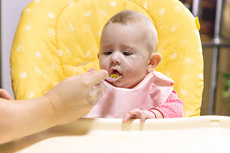 妈妈给婴儿喂蔬菜 有选择的焦点母亲父母饮食家庭生长童年横幅快乐女士勺子图片