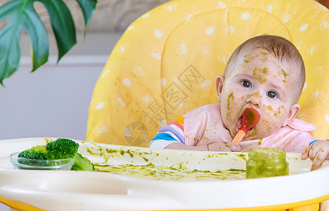 小宝宝自己吃西兰花 有选择的专注微笑女孩食物早餐桌子糊状营养孩子家庭蔬菜图片