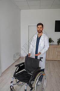 专业医生 穿制服 轮椅在诊所的医院病房里站立的专业医生欢呼援助病人药品大厅房间男性保健治疗师女士图片