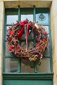 在门上挂着红莓和干叶的怒吼肉桂水果绣球花庆典浆果花环礼物辣椒毛毡边界图片