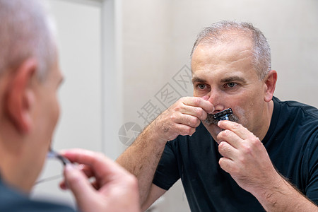 早上洗手间用泡沫擦刮剃刀的人中年刮胡子男性奶油护理镜子浴室成人胡子凝胶图片