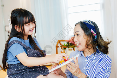 亚洲肖像 孙孙女祖母和孙女愉快地参加提高孙辈技能的活动微笑闲暇艺术奶奶绘画女性家庭幸福祖父母快乐图片