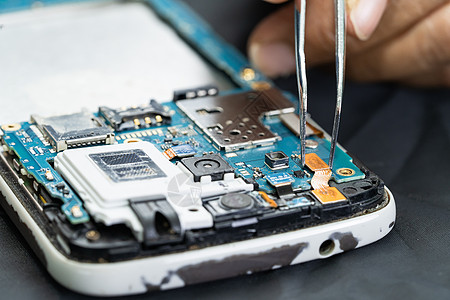 技术人员用烙铁修理手机内部 集成电路 数据 硬件 技术的概念卡片蓝色转型插图芯片创新计算处理器木板电子产品图片