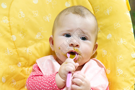 宝宝在吃蔬菜 有选择的焦点女孩营养勺子孩子厨房童年饮食女士食物早餐图片