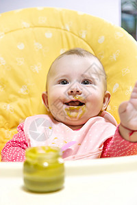 宝宝在吃蔬菜 有选择的焦点女孩儿子椅子生长童年厨房女士横幅早餐快乐图片